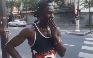 外国男子徒手爬上十楼救下两名孩童